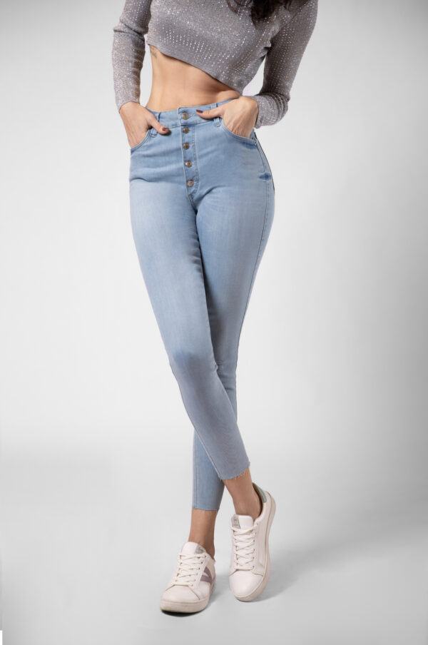 Jean Skinny stretch, tiro alto, tono celeste hielo, cierre con botones