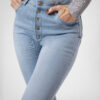 Jean Skinny stretch, tiro alto, tono celeste hielo, cierre con botones