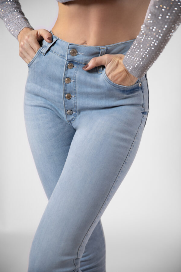 Jean Skinny stretch, tiro alto, tono celeste hielo, cierre con botones