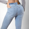 Jean Skinny stretch, tiro alto, tono celeste hielo, cierre con botones