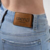 Jean Skinny stretch, tiro alto, tono celeste hielo, cierre con botones