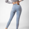 Jean Skinny stretch, tiro alto, tono celeste hielo, cierre con botones