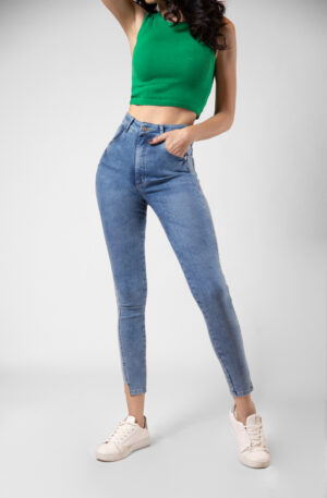 Jean Skinny stretch, tiro alto, tono azul medio claro, cierre con cremallera