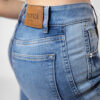 Jean Skinny stretch, tiro alto, tono azul medio claro, cierre con cremallera