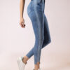 Jean Skinny stretch, tiro alto, tono azul medio claro, cierre con cremallera