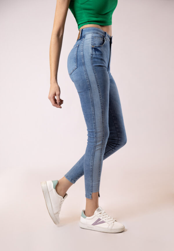 Jean Skinny stretch, tiro alto, tono azul medio claro, cierre con cremallera