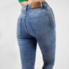 Jean Skinny stretch, tiro alto, tono azul medio claro, cierre con cremallera