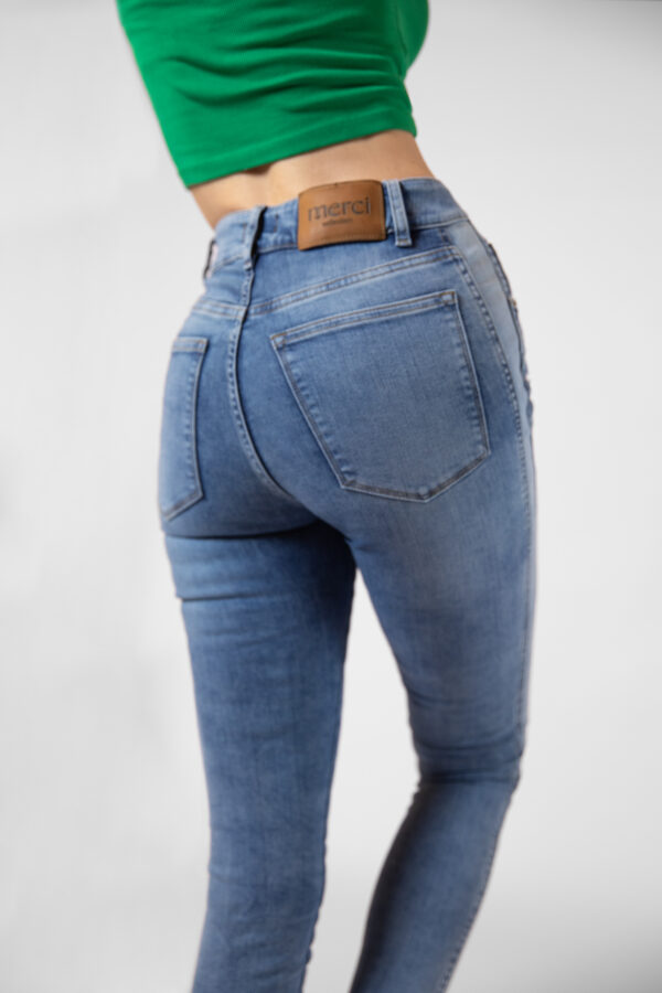 Jean Skinny stretch, tiro alto, tono azul medio claro, cierre con cremallera