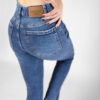 Jean Bootcut stretch, tiro alto, tono azul medio, bolsillos frontales cuadrados, cierre con cremallera