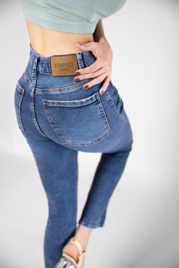 Jean Bootcut stretch, tiro alto, tono azul medio, bolsillos frontales cuadrados, cierre con cremallera