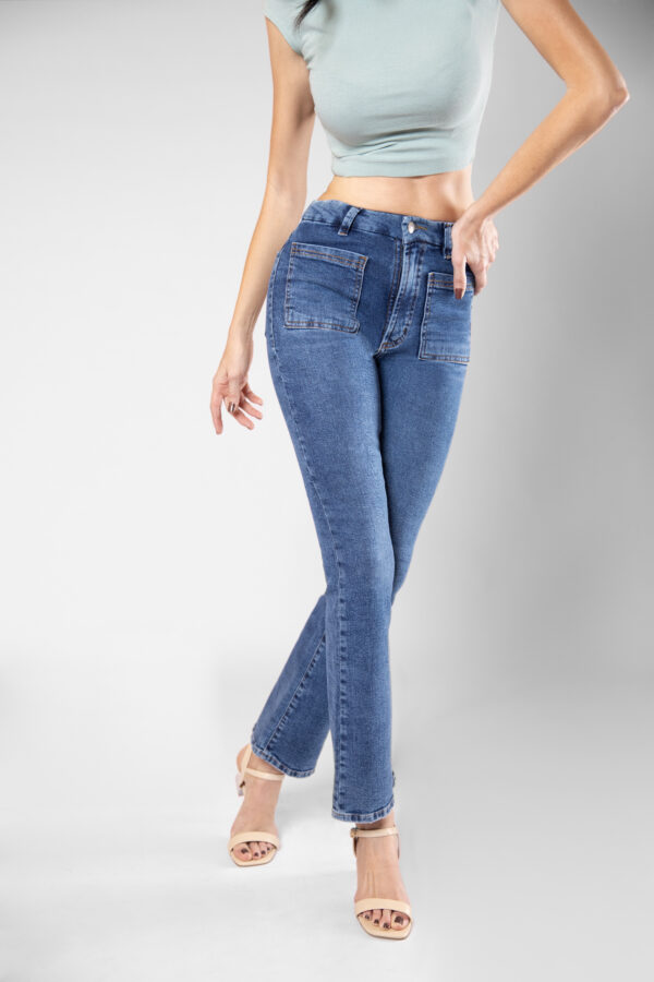 Jean Bootcut stretch, tiro alto, tono azul medio, bolsillos frontales cuadrados, cierre con cremallera