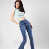 Jean Bootcut stretch, tiro alto, tono azul medio, bolsillos frontales cuadrados, cierre con cremallera