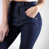 Jean Flare stretch, tiro alto, tono azul indigo crudo, cierre con cremallera