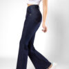 Jean Flare stretch, tiro alto, tono azul indigo crudo, cierre con cremallera