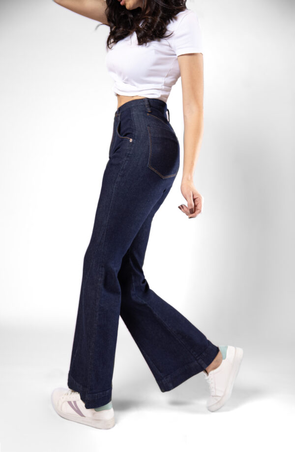 Jean Flare stretch, tiro alto, tono azul indigo crudo, cierre con cremallera