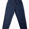 Jean Mom fit, tiro alto, tono azul indigo crudo, pliegues cosidos, cierre con cremallera Ref: 240904