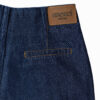 Jean Mom fit, tiro alto, tono azul indigo crudo, pliegues cosidos, cierre con cremallera Ref: 240904