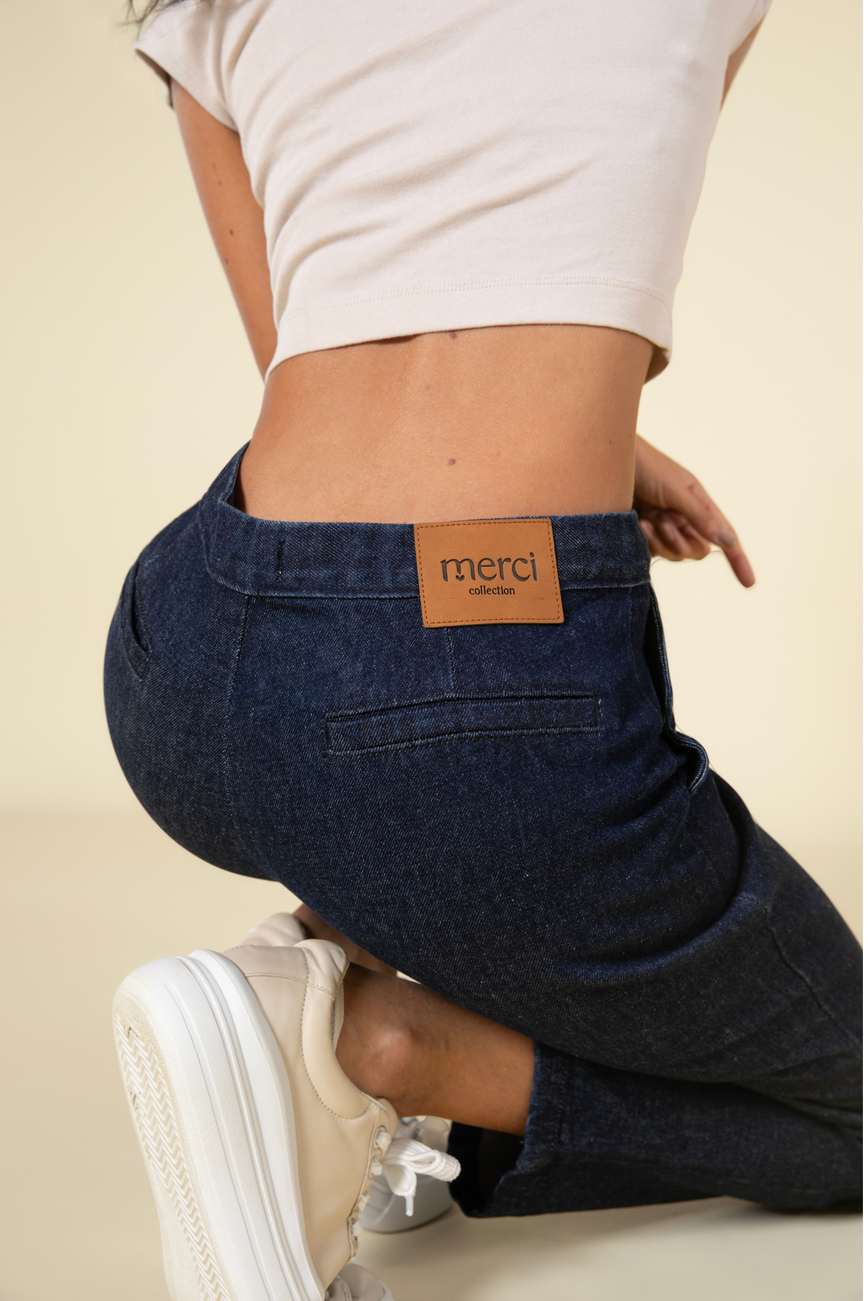Jean mom fit clásico de tiro alto con botones decorativos – azul