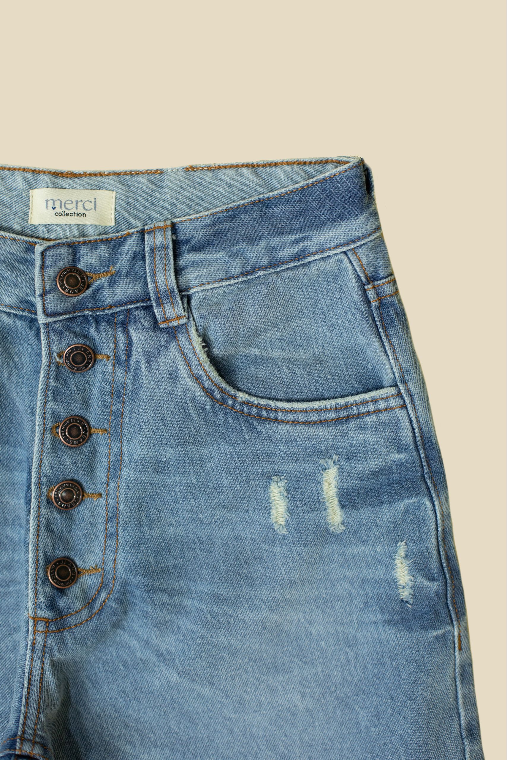 Jean wide-leg, bota recta ancha, tiro alto, tono azul medio, cierre con botones, basta deshilachada Ref: 240922