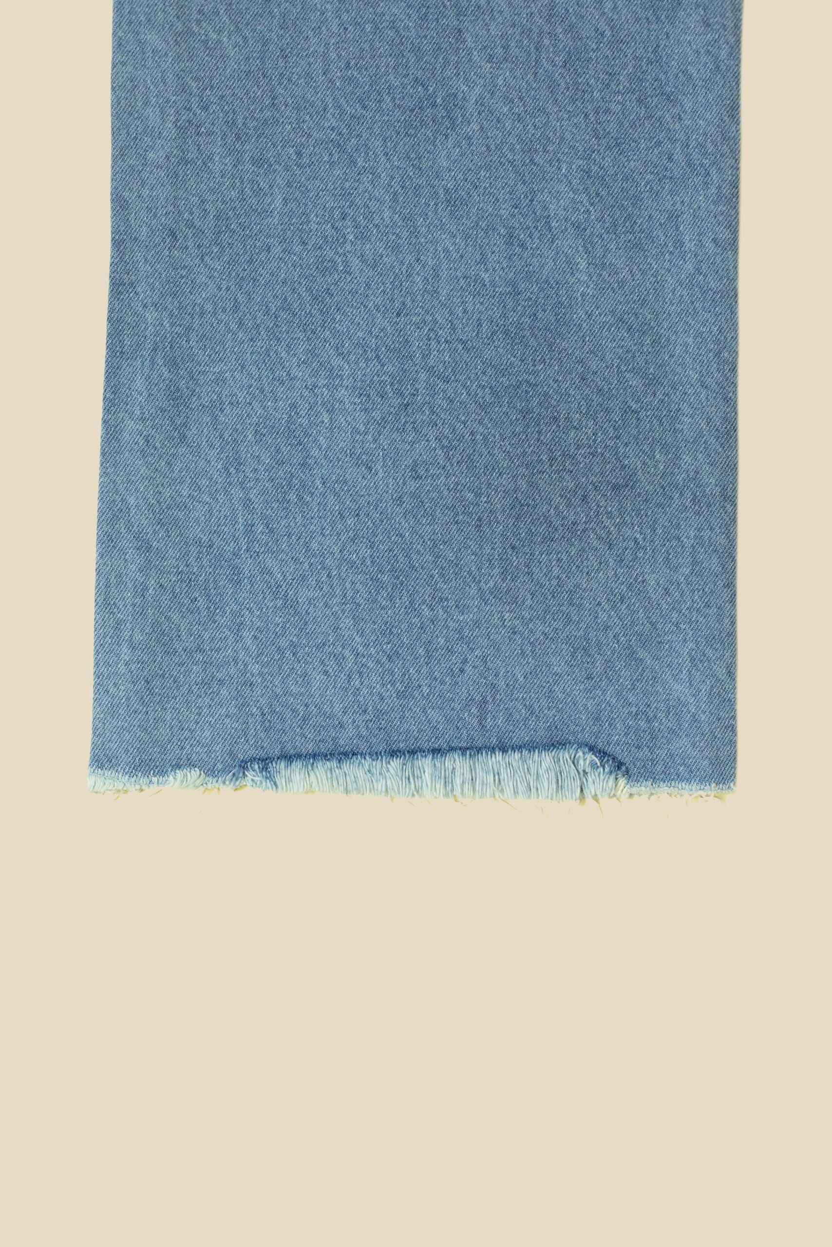 Jean wide-leg, bota recta ancha, tiro alto, tono azul medio, cierre con botones, basta deshilachada Ref: 240922