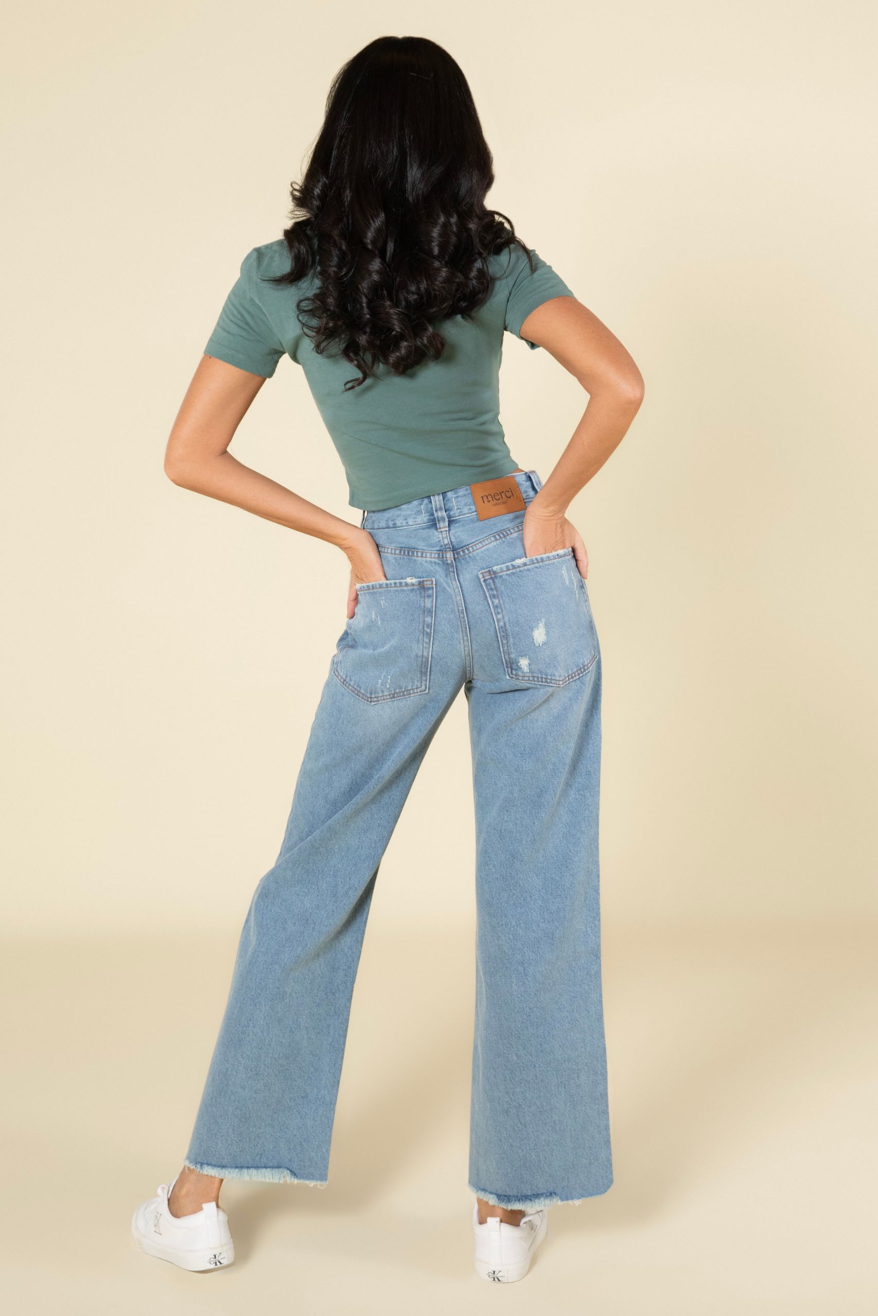 Jean wide-leg, bota recta ancha, tiro alto, tono azul medio, cierre con botones, basta deshilachada Ref: 240922