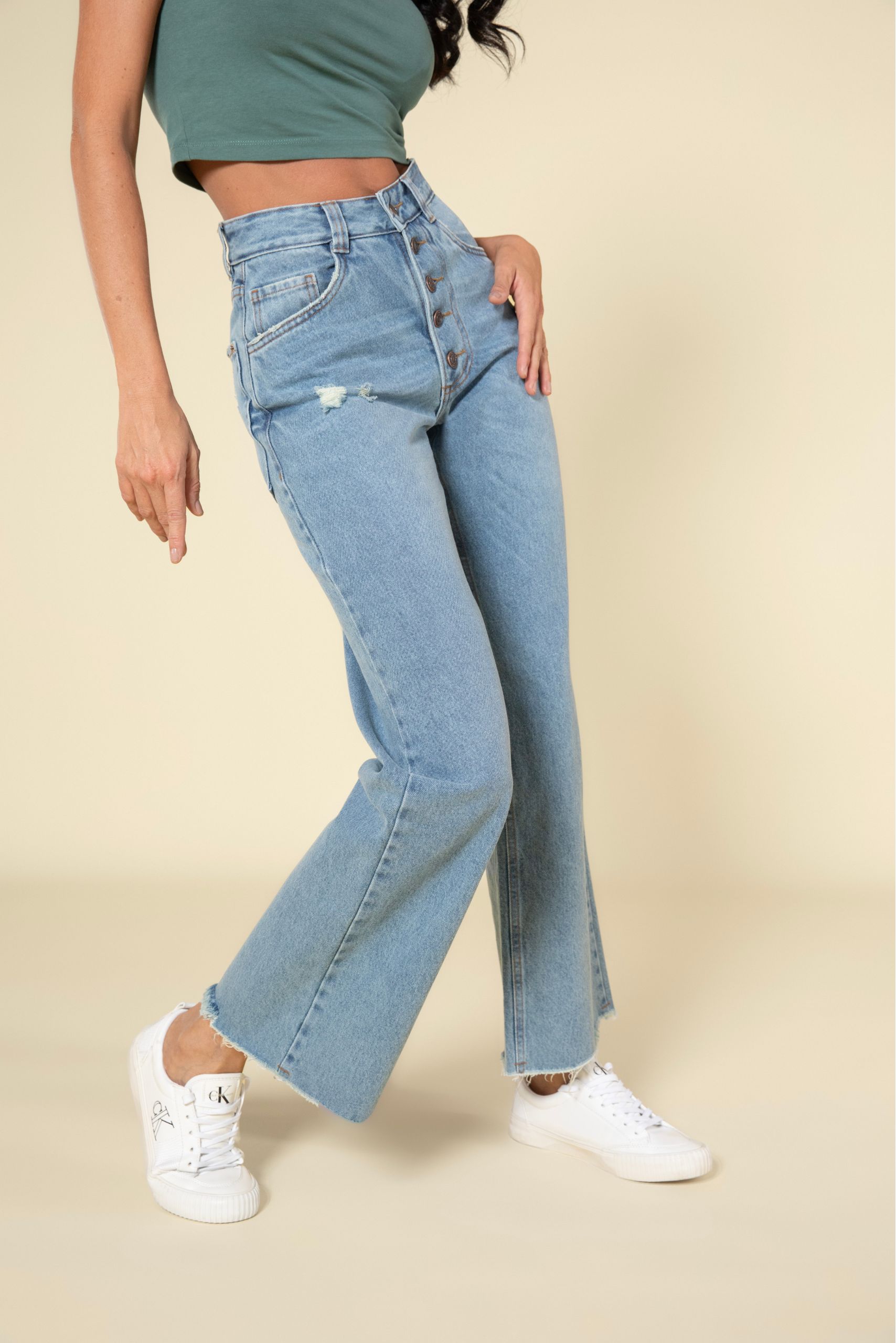Jean wide-leg, bota recta ancha, tiro alto, tono azul medio, cierre con botones, basta deshilachada Ref: 240922
