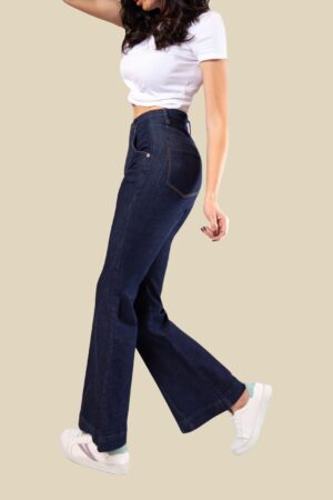 Jean Flare stretch, tiro alto, tono azul indigo crudo, cierre con cremallera Ref: 240908