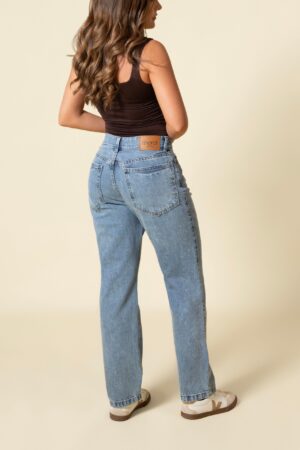 Jean tiro alto corte recto moderno, cierre diagonal cruzado, denim rígido 100% algodón Ref 240924