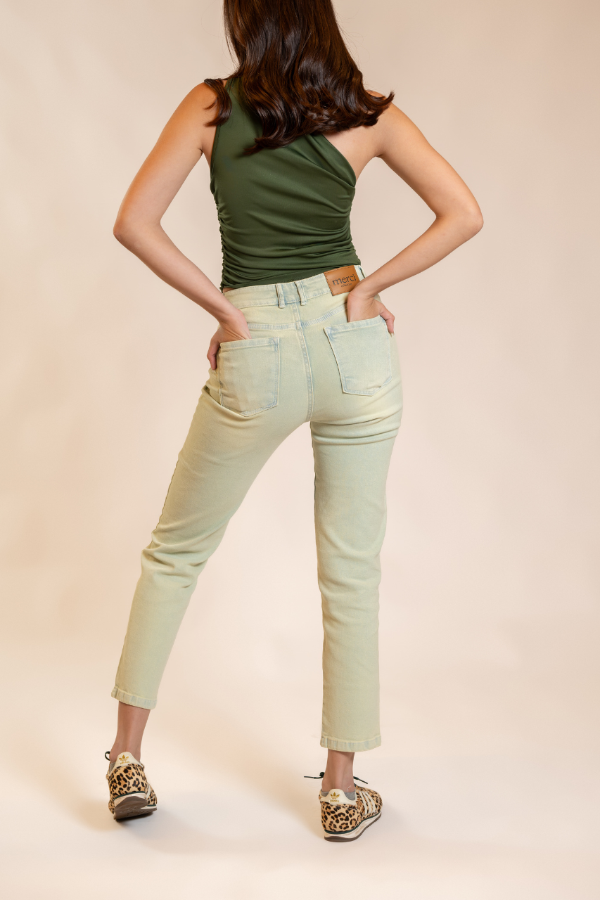 Jean Slim fit Tiro Alto bota recta angosta color celeste luminoso con matiz verde oliva licrado Ref: 240934 - Imagen 3
