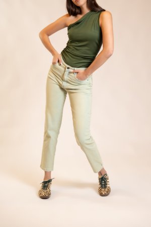 Jean Slim fit Tiro Alto bota recta angosta color celeste luminoso con matiz verde oliva licrado Ref: 240934