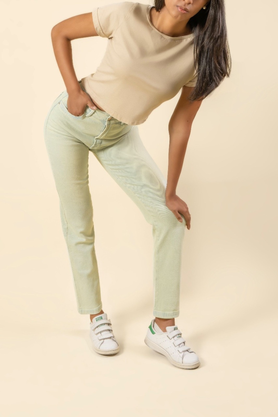 Jean Slim fit Tiro Alto bota recta angosta color celeste luminoso con matiz verde oliva licrado Ref 240932