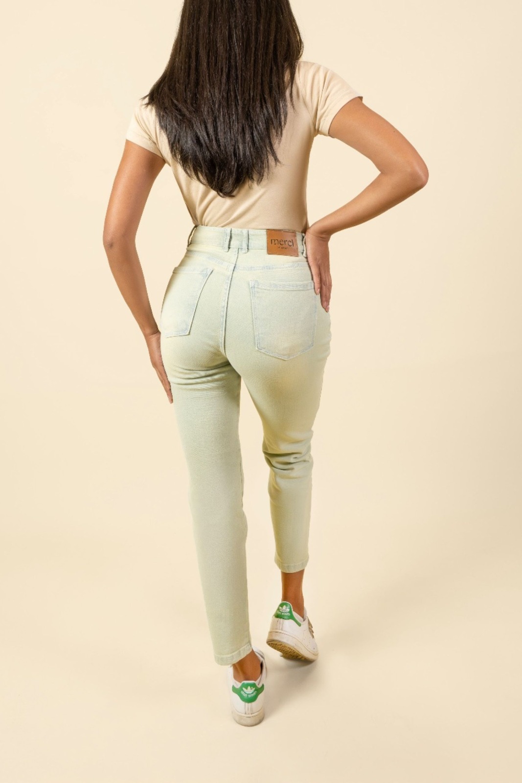 Jean Slim fit Tiro Alto bota recta angosta color celeste luminoso con matiz verde oliva licrado Ref 240932