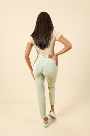 Jean Slim fit Tiro Alto bota recta angosta color celeste luminoso con matiz verde oliva licrado Ref: 240932