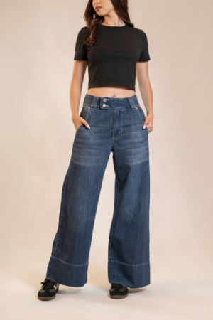 Jean Wide Leg de tiro medio con pretina ancha de diseño cruzado y doble botón frontal color azul vintage
