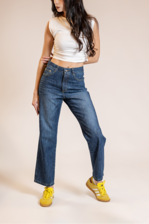 Jean Clásico Mom Fit tiro medio y bota recta, color azul medio en denim rígido.