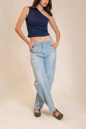Jean Barrel de tiro medio en denim celeste claro licrado, con pinzas que definen silueta curva y calce relajado